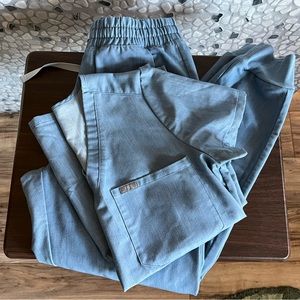 Figs Catalina One Pocket Scrub Top (XS) & High Waisted Zamora Joggers (S) Scrubs